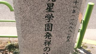 明石町、明治、昭和初期の日本の近代史の発展のエリアにあります。