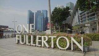 マリーナを眺めながら食事が楽しめるレストランあり