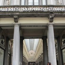 出口は門みたいになっています