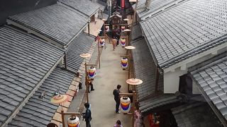 浴衣を着て昔ながらの町並みを歩けるので、外国人に人気