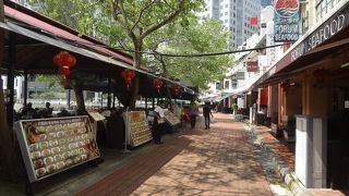 川沿いに飲食店が建ち並ぶ人気のスポット