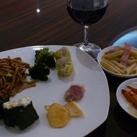 ハッピーアワーです。なぜか納豆巻が。