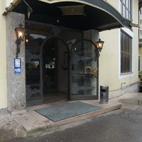 ホテルの入口は地味目