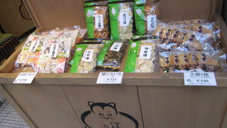 土産に珍しい形のせんべい。チーズクリームをはさんだせんべい。