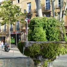 噴水があちこちにあります。