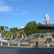 ミラボー通りの始まりはこのロトンドの噴水。