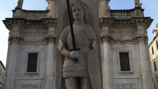 聖ヴラボ教会の前