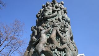 中島公園入口の広場の真ん中に