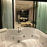 ジャグジー付きの部屋一階ベッドルーム２階リビングとジャグジー