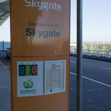 国際線ターミナル出発階のSkygate行きの無料バスのバス停