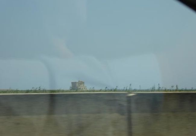 海岸に立つ孤高の美しい塔♪