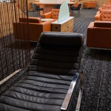 仮眠が取れるこのようなイスが3台ありました。