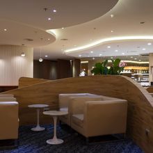 深夜のラウンジはこんな感じ。