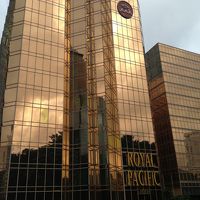 紫外線を避けるためか、金ぴかの外観です