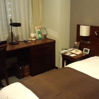 デスクが広くて使いやすいです。iPodスピーカーもありました