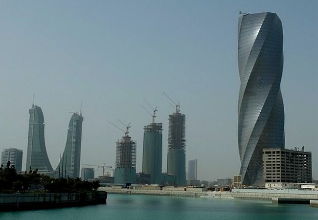 マナーマ港に新しく開発中のバーレーン・ベイ。奇抜なデザインの高層ビルが続々と誕生中