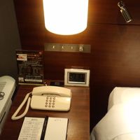 ベッド回りです。ライトは明るくて読書も快適でした。