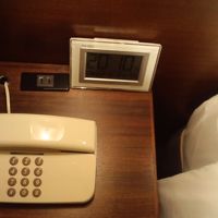 ベッドサイドのテーブルにはコンセントがあります。