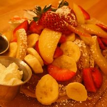 フルーツたっぷりパンケーキ