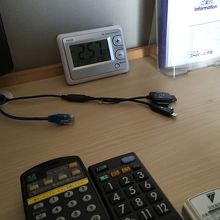 LANケーブルや各種充電ケーブルが各部屋に常備されてます。