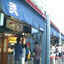 連休中の昼下がりは長い行列でした。