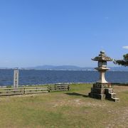 近江八景のひとつ　「唐崎の夜雨」の地　　立派な松と雄大なびわ湖がのぞめる