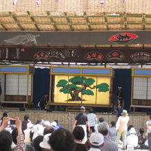 組立舞台を動かして見せてくれました