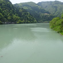 上流側のダム湖です。