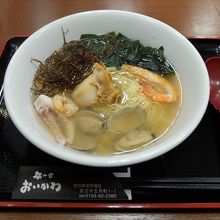浜ラーメン（８００円）は、あっさりした味わいのスープがよし。