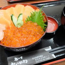 サーモンいくら丼（１８００円）は、ご飯が全然見えない！