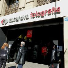 ウニベルシタト通りに面したお店の外観。