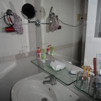 前にはなかった使い捨てカミソリも置かれています