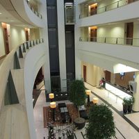 吹き抜けになっています。ロビーとエレベーターを眺める