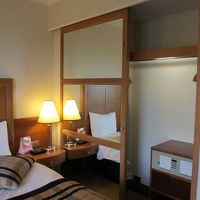 ベッドの横のクローゼット