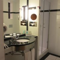 手前が洗面所、奥がシャワールーム