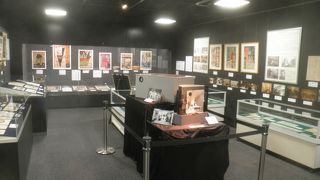 聖ルカ通りに面している