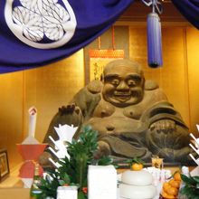 布袋様は正月10日までの御開帳。