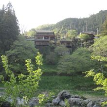 対面の川岸から