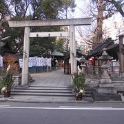 都心の一角にひっそりと佇む神社です