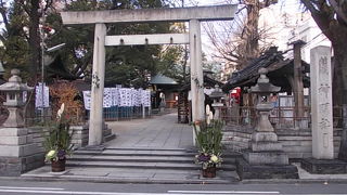 都心の一角にひっそりと佇む神社です