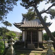 道路に挟まれたちっちゃな神社