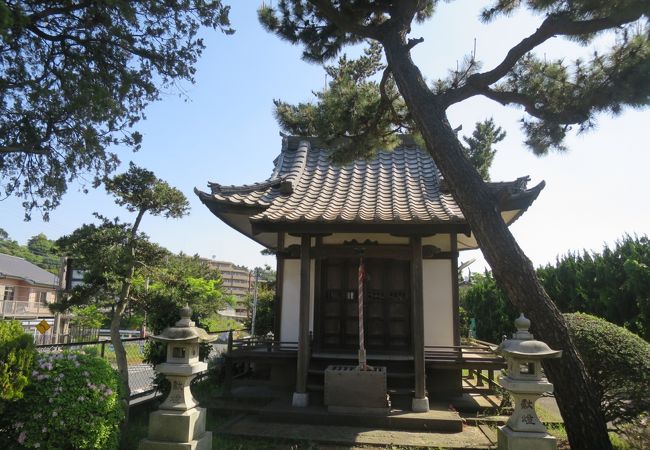 道路に挟まれたちっちゃな神社