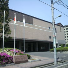 日本語国際センターの正面の全体全体の写真です。