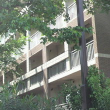 研修生用居住区画を外側から見た状況です。マンションの感じです