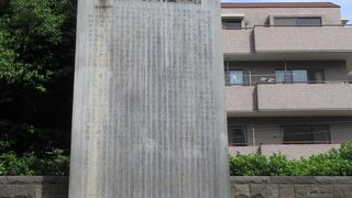 巨大な碑がある以外は普通の小さい公園