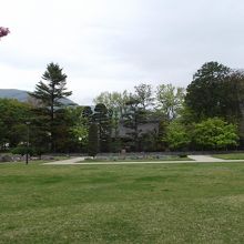 南側から見た屋敷と書院 (手前は公園)