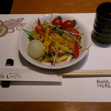 サラダバーで色とりどりの野菜が食べられます♪