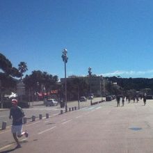 西向きのバスの起点Nice Albert 1erバス停前