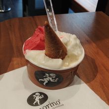 小さな店舗ですが、テーブルと椅子もあり座って食べました