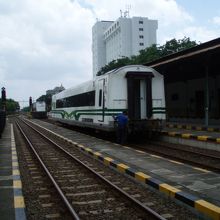 西口駅舎は駅構内を横断して進みます。